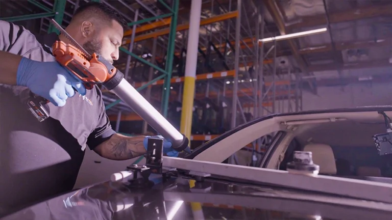 tips for choosing an auto glass replacement company