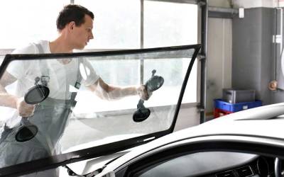 Expert Tips for Choosing a Side Window Replacement Service