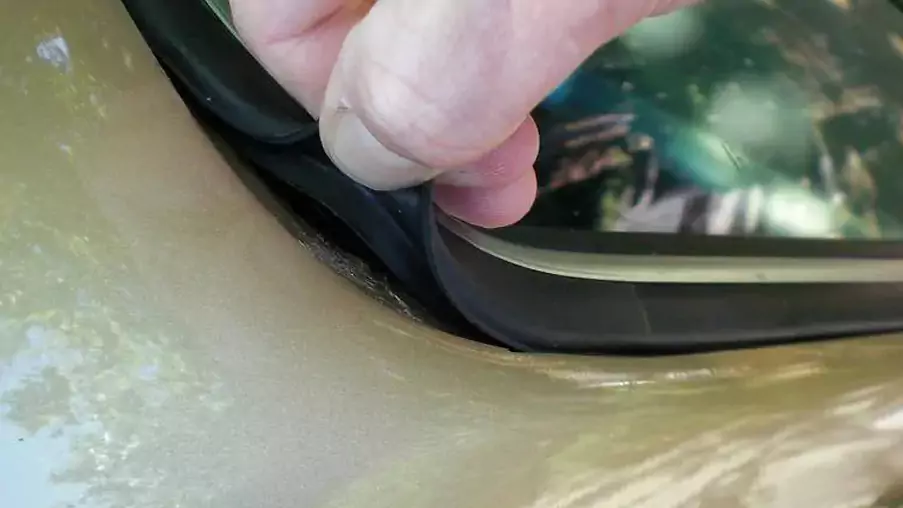 What To Do If Your Car’s Windshield Leaks?
