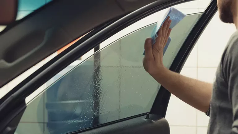 Clean Car’s Windows Inside without Streaks